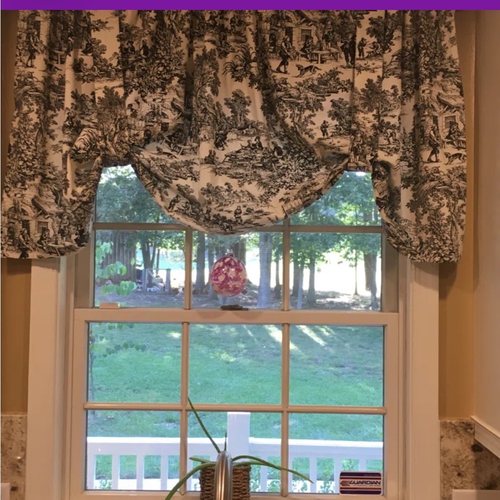 Elegant Navy Blue and White Toile Valance NWT